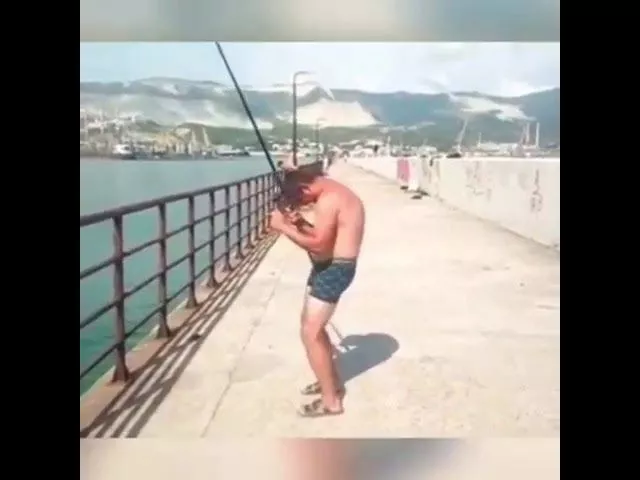 На автопилоте: в Новороссийске пьяный рыбак стал звездой интернета