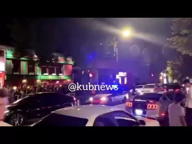 Компания молодежи шумно отметила открытие летних веранд в кафе Краснодара