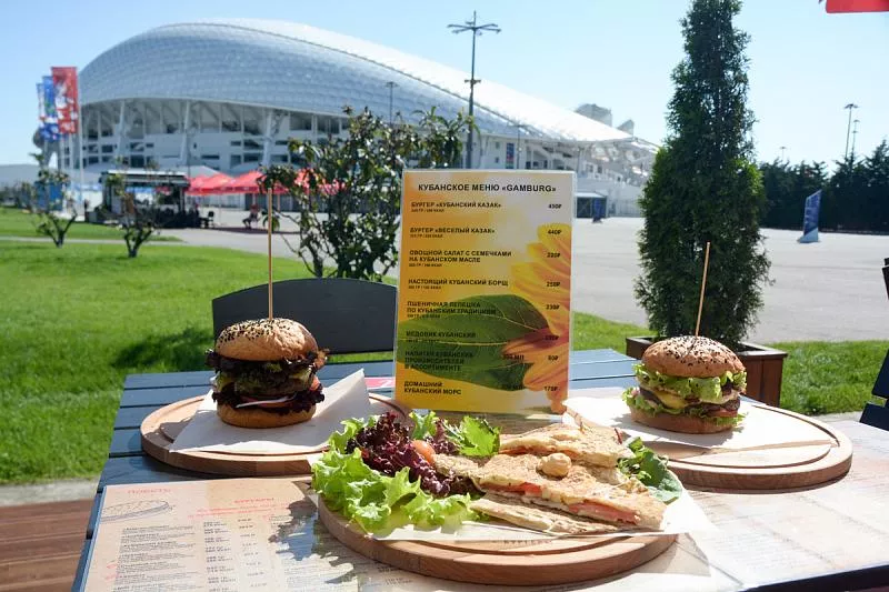 В эти дни в сочинских заведениях общепита появились специальные блюда для футбольных болельщиков.