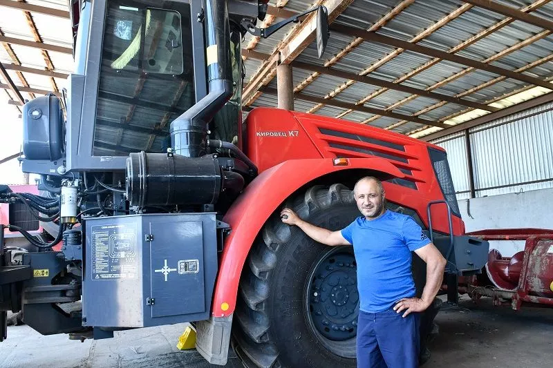 Арарат Унян рядом с новеньким трактором