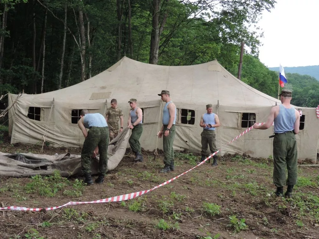 Офицеры и рядовые под наставничеством кубанских поисковиков проходят обучение и принимают участие в полевых экспедициях. 