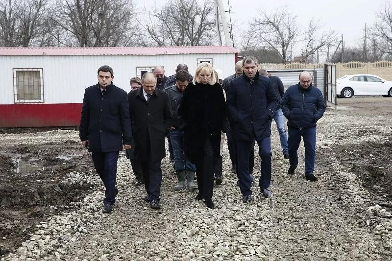 Анна Минькова в сопровождении заместителя главы Динского района Юрия Савенко осмотрела помещения будущего спортивного и актового залов, пищеблока, кабинетов физики и химии.