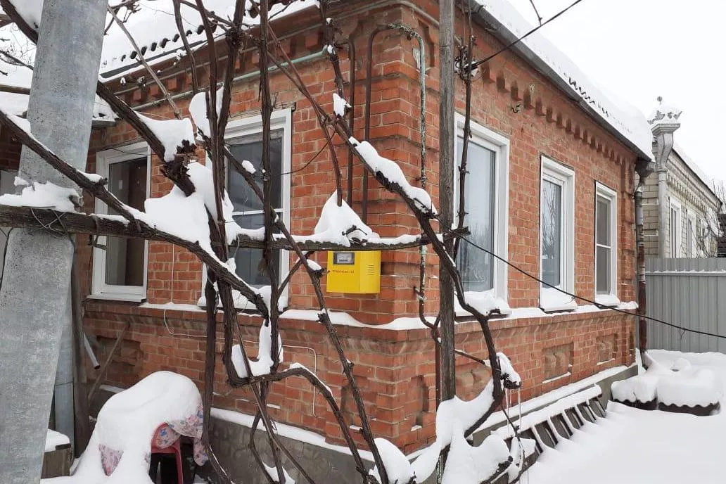 Ветеран живет в хорошем доме со всеми удобствами, а не в «сарае», как писали некоторые пользователи соцсетей.