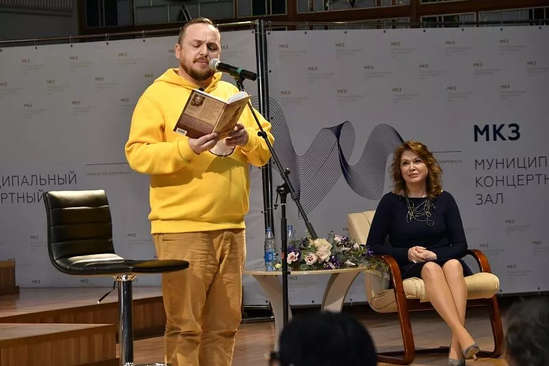 Андрей Трегубов читает отрывок из книги.