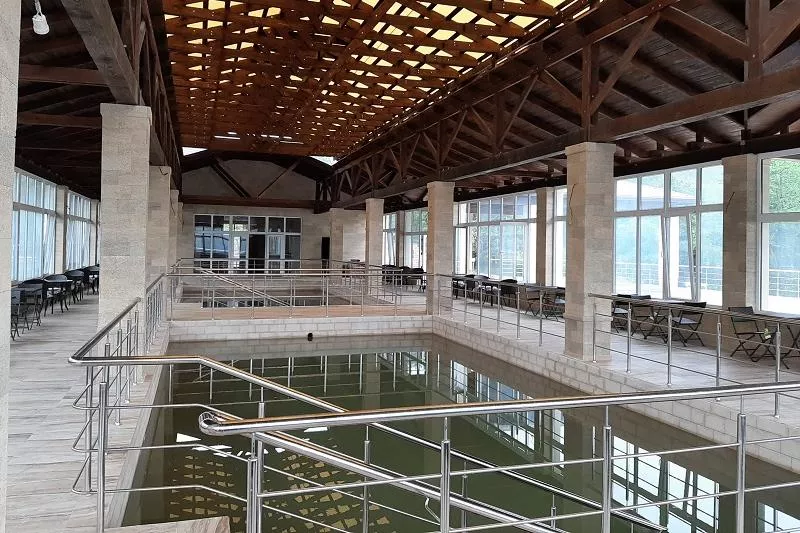 Уникальный природный источник высокой минерализации наполняет бассейны в «Термах».