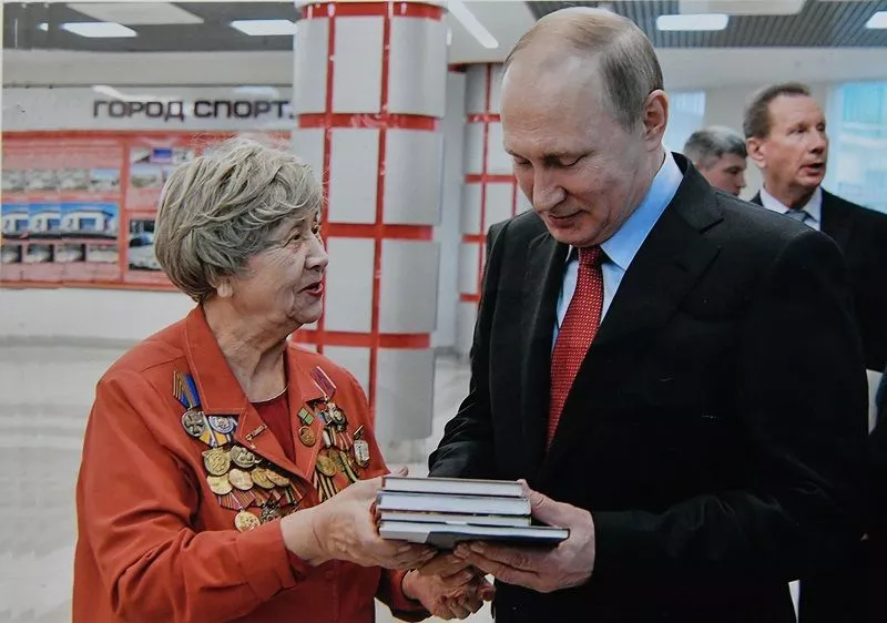 «Мы должны быть вам благодарны», – сказал тогда президент. А Лидия Хямелянина преподнесла в подарок главе государства свои четыре книги.