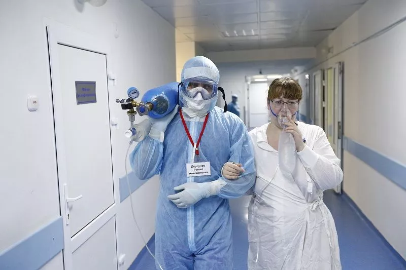 Чтобы поставить 28-летнюю пациентку Алену Дроздову на ноги, анестезиолог-реаниматолог Краевой клинической больницы № 2 Рамил Дурсунов прогуливался с ней по коридорам больницы с кислородным баллоном на плече. Тогда девушка не могла свободно дышать без маски, но благодаря врачу быстро вернулась к привычной жизни.﻿ 