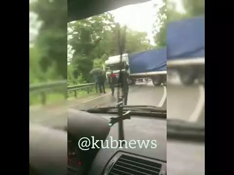 Фура на мокрой дороге, Сочи, 30 мая