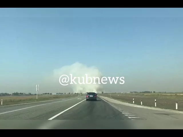 Дымом от сжигания рисовой соломы заволокло трассу под Краснодаром