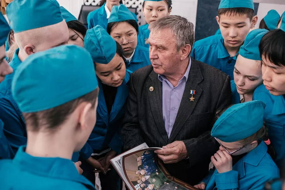 Встреча ребят с Героем России, полковником, заслуженным военным лётчиком РФ Виктором Маркеловым