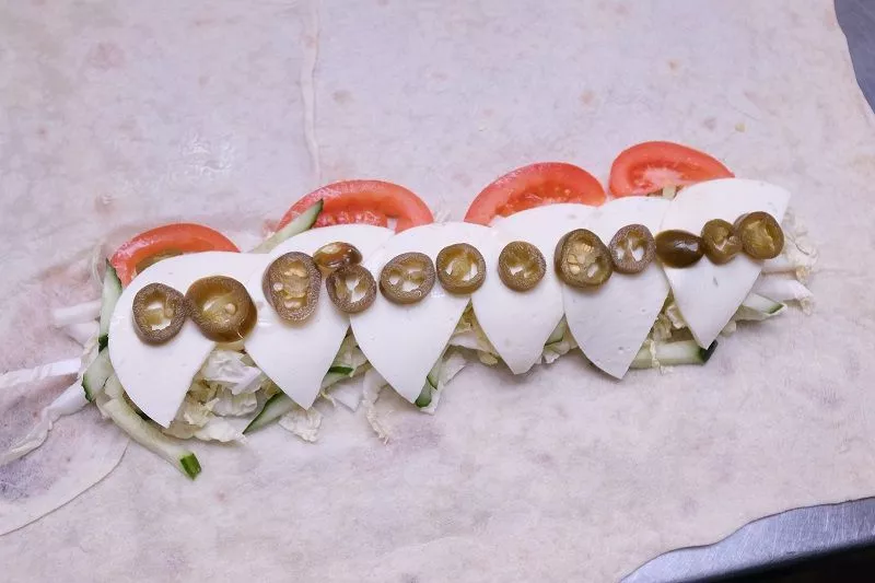 Для шавермы по-питерски понадобятся: лаваш тонкий, пекинская капуста, свежие томат и огурец.