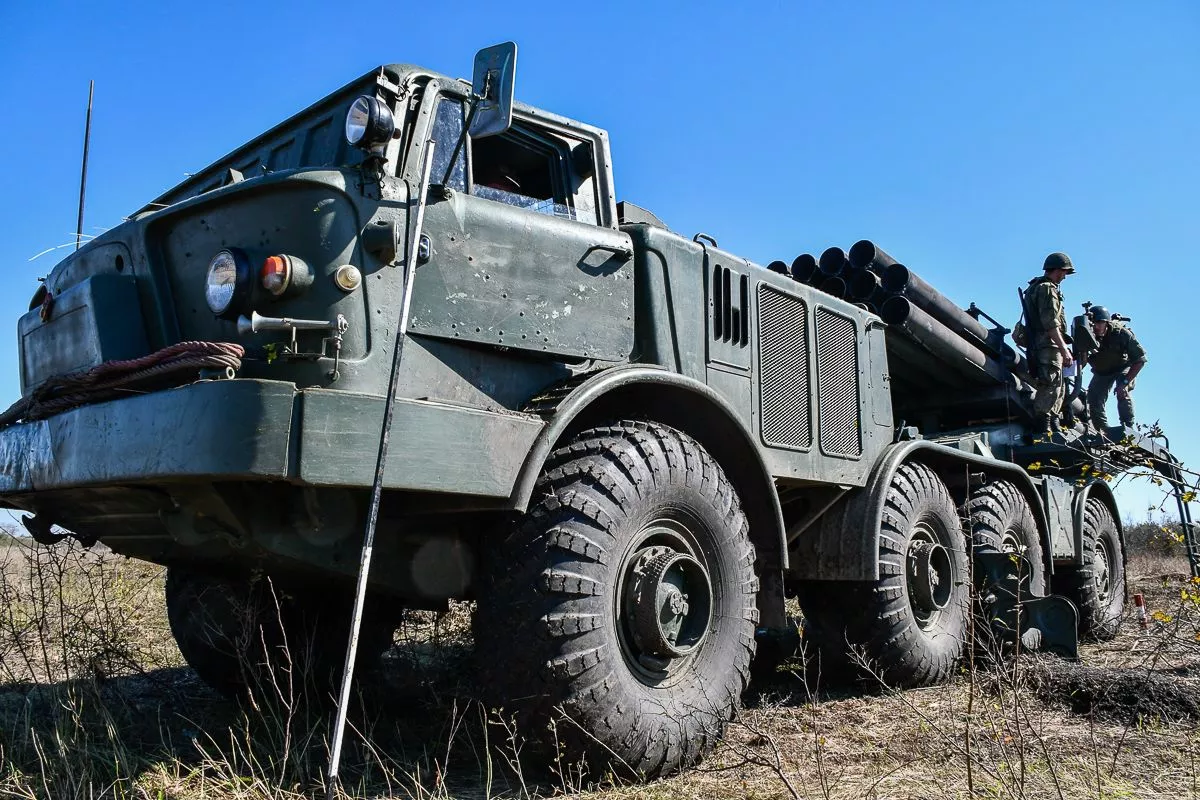 На полигоне оттачивают мастерство стрельбы ракетчики и артиллеристы Южного военного округа. 