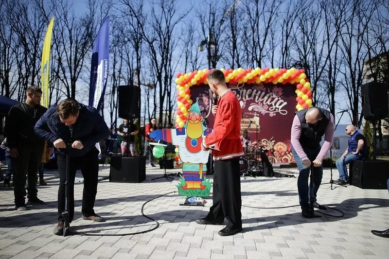 Праздник в «Губернском» прошел в лучших традициях народных уличных гуляний – со скоморохами, ходулистами и народными забавами.