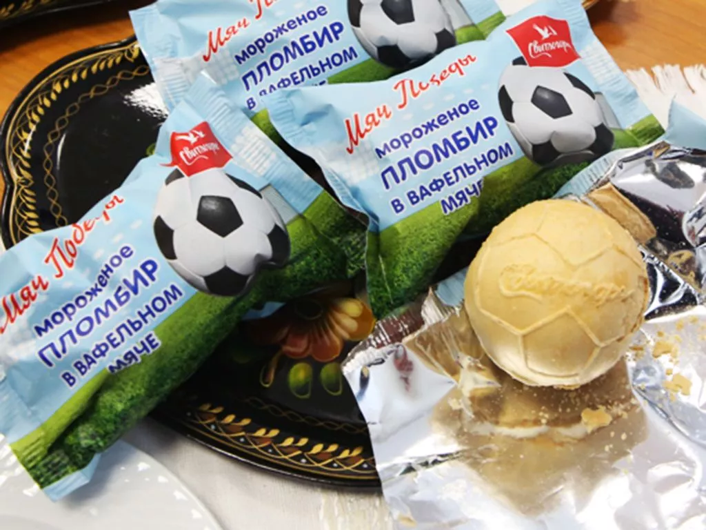 Мороженое в форме футбольного мяча уже пользуется популярностью. Мороженое в форме футбольного мяча уже пользуется популярностью.