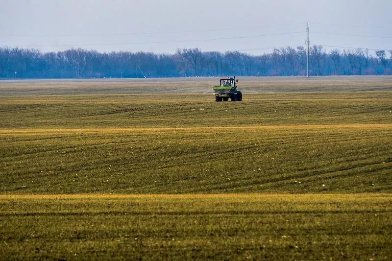 Закон же о плодородии обязывает собственников, владельцев, пользователей, в том числе и арендаторов, земельных участков вносить на каждый гектар сельхозугодий не менее 9 тонн органического удобрения. Закон же о плодородии обязывает собственников, владельцев, пользователей, в том числе и арендаторов, земельных участков вносить на каждый гектар сельхозугодий не менее 9 тонн органического удобрения.