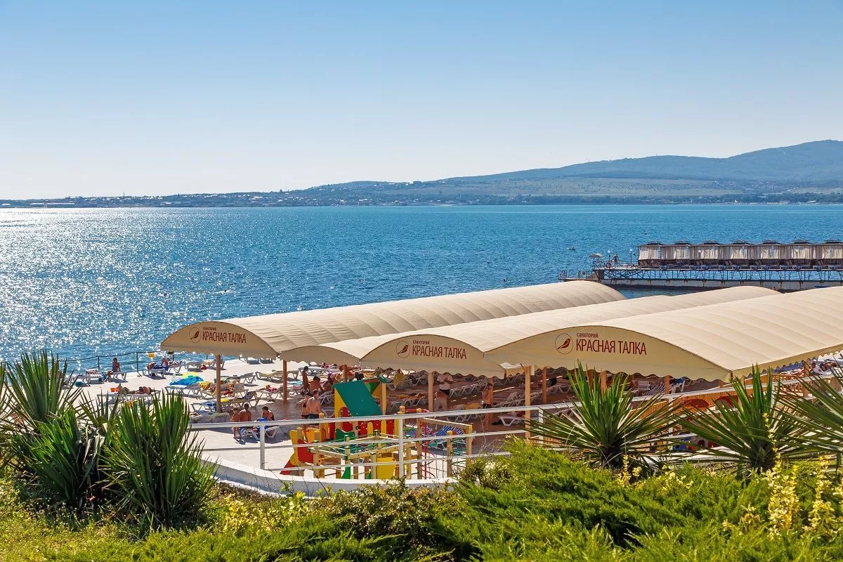 Санаторий имеет собственный благоустроенный галечный пляж протяженностью более 200 метров. Санаторий имеет собственный благоустроенный галечный пляж протяженностью более 200 метров.