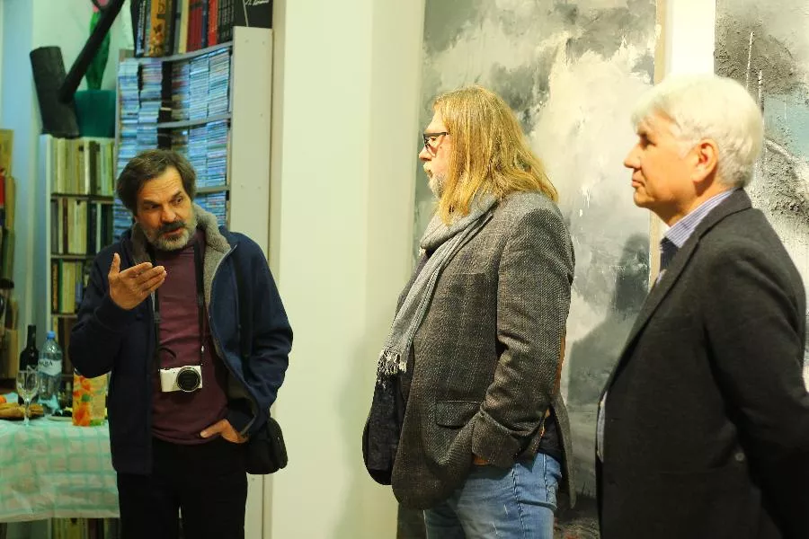 Скульптор Сергей Горшков, художник Владимир Мигачёв и директор галереи Х.Л.А.М. Скульптор Сергей Горшков, художник Владимир Мигачёв и директор галереи Х.Л.А.М.