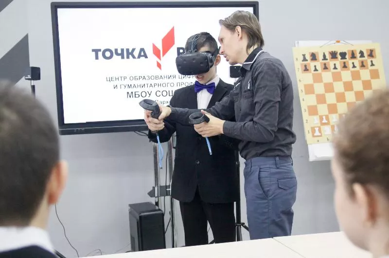 Учитель математики Игорь Новиков объясняет ученику принципы работы с 3D-моделями.