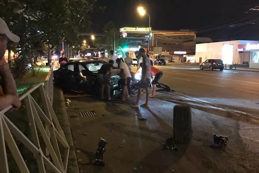 BMW M5 First Edition после аварии. BMW M5 First Edition после аварии.