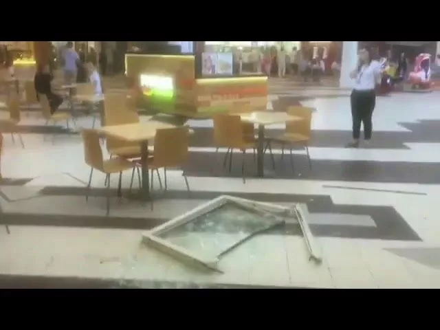 В ТРЦ "Галактика" в Краснодаре выпала оконная рама