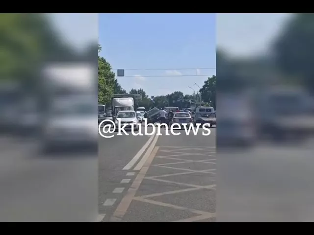 В Краснодаре во время массового ДТП «Мерседес» заехал на «Фольксваген»