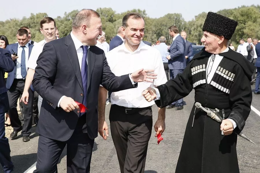 В открытии дороги приняли участие губернатор Кубани Вениамин Кондратьев, глава Адыгеи Мурат Кумпилов, госсоветник Адыгеи Аслан Тхакушинов.