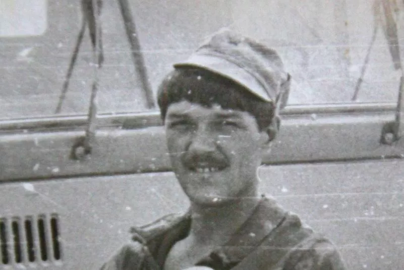 Афганистан. Старший лейтенант Владимир Кожухарь держит на руках собаку Зосю, которая с его ротой прошла весь боевой путь и, благодаря своей «чуйке», не раз спасала людей от верной гибели.