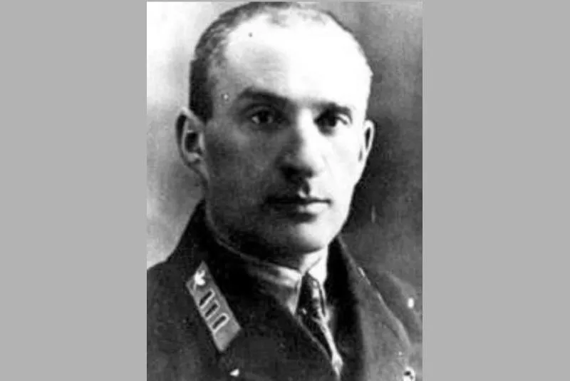 Лев Маневич – один из легендарных разведчиков. Информация, поставляемая им, была столь уникальна и необходима, что даже после репрессирования всего аппарата Разведуправления Красной армии к нему доверие не было утрачено. Посмертно награжден званием Героя Советского Союза.﻿ 