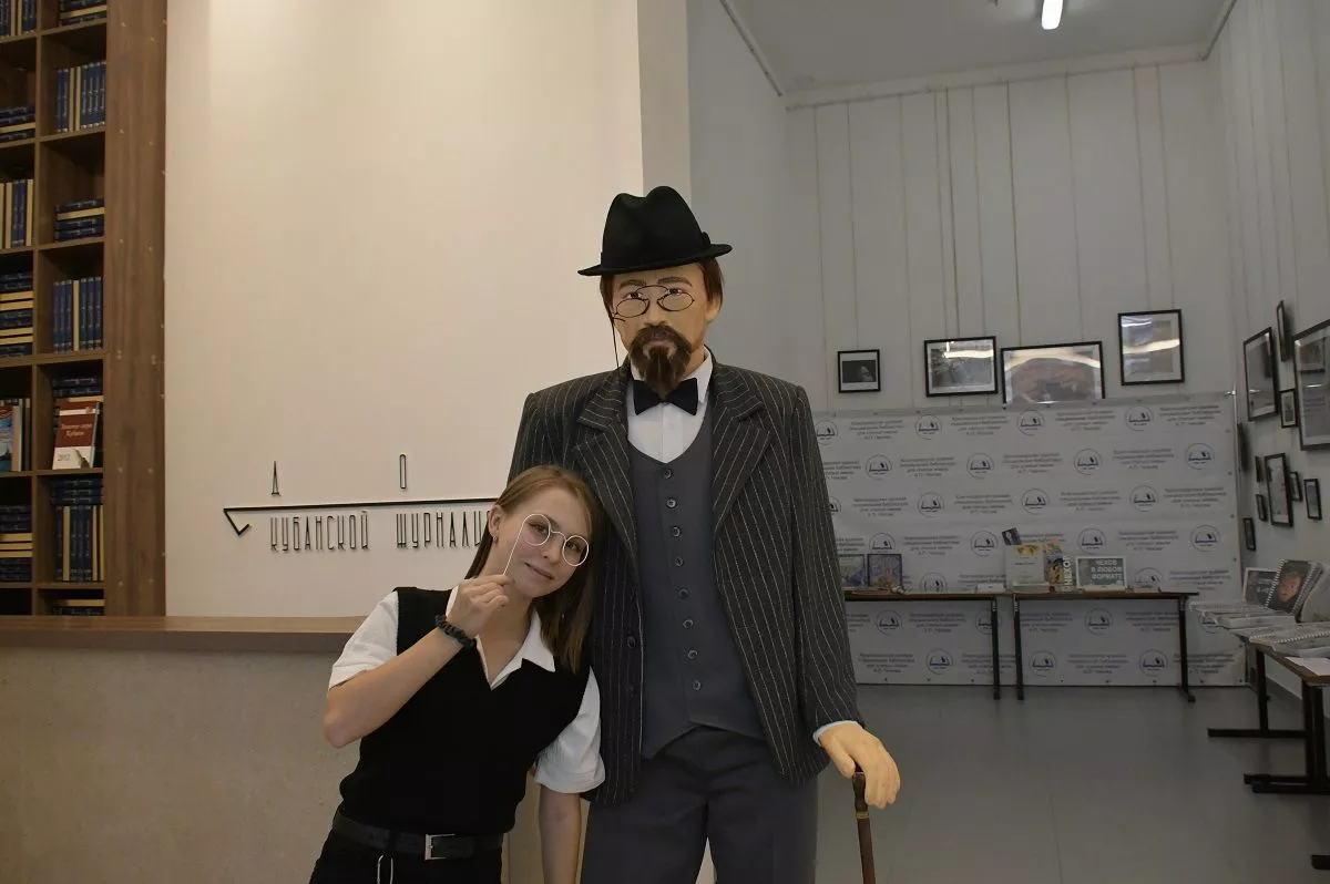 У входа гостей «встречал» писатель Антон Чехов, имя  которого носит специализированная библиотека.