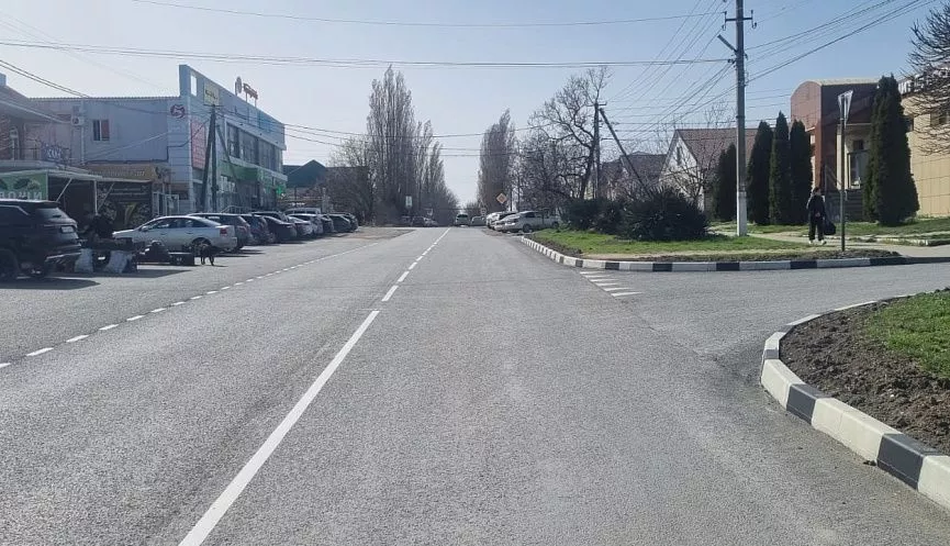 На улице Красной в станице Раевской уложен новый асфальт, установлены 53 дорожных знака, нанесена дорожная разметка, обустроены остановочные пункты, выполнено строительство тротуара.