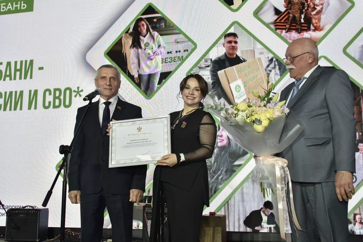 От имени председателя ЗСК Юрия Бурлачко Николай Гриценко передал Анне Потынга благодарность и памятный подарок. 