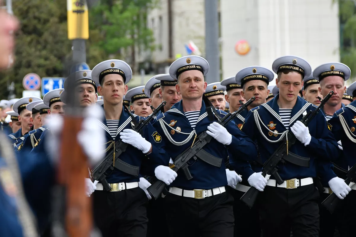Военный парад в городе-герое Новороссийске. Военный парад в городе-герое Новороссийске.
