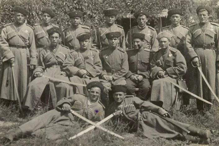 Бойцы и командиры 9-й горнострелковой дивизии, сформированной из кубанских казаков. После взятия Краснодара 12 февраля дивизия получила название «Краснодарская». В начале сентября 1943 года лично по инициативе Сталина была преобразована в казачью пластунскую стрелковую дивизию. 