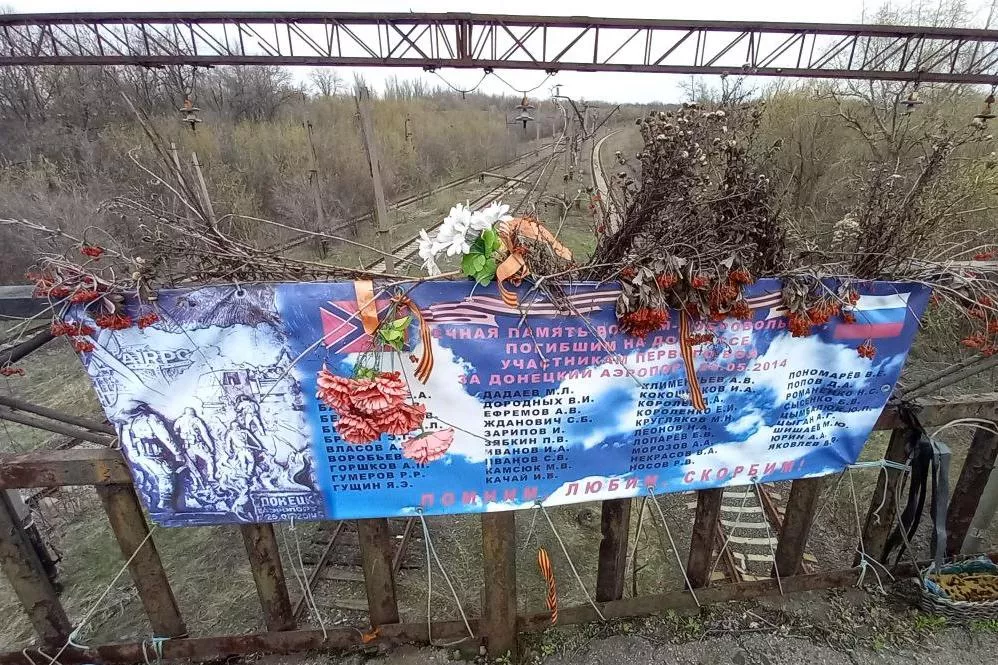 На Путиловском мосту в 2014 году был расстрелян автомобиль, перевозивший раненых ополченцев – это были одни из первых жертв начинающейся бойни.  