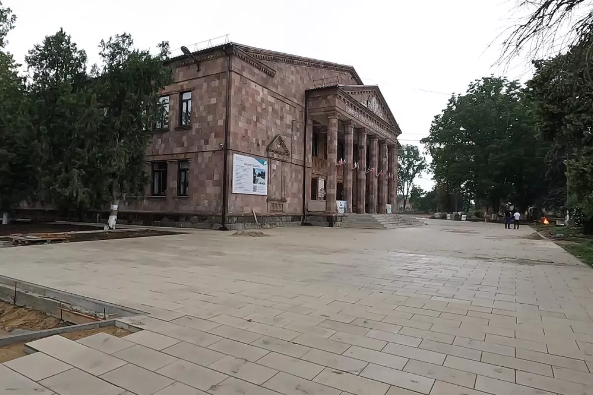 Вокруг Дома культуры «Нива» выложено более 2 тысяч квадратов тротуарной плитки. Вокруг Дома культуры «Нива» выложено более 2 тысяч квадратов тротуарной плитки.
