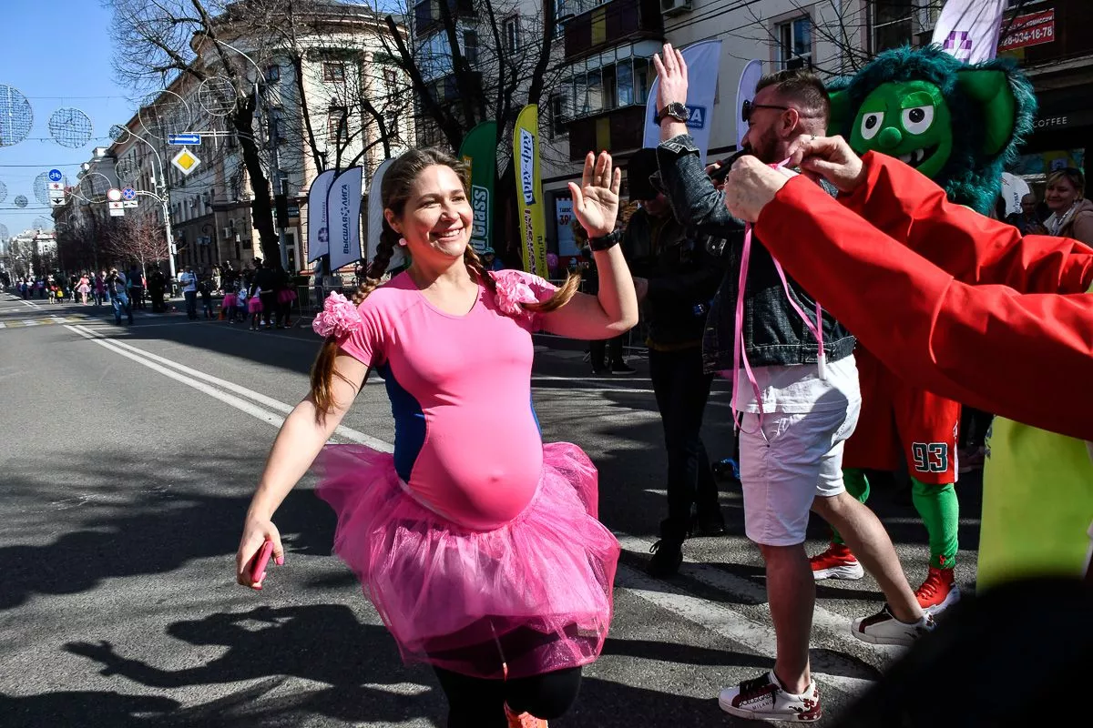 После забега участниц и зрителей ждала развлекательная программа