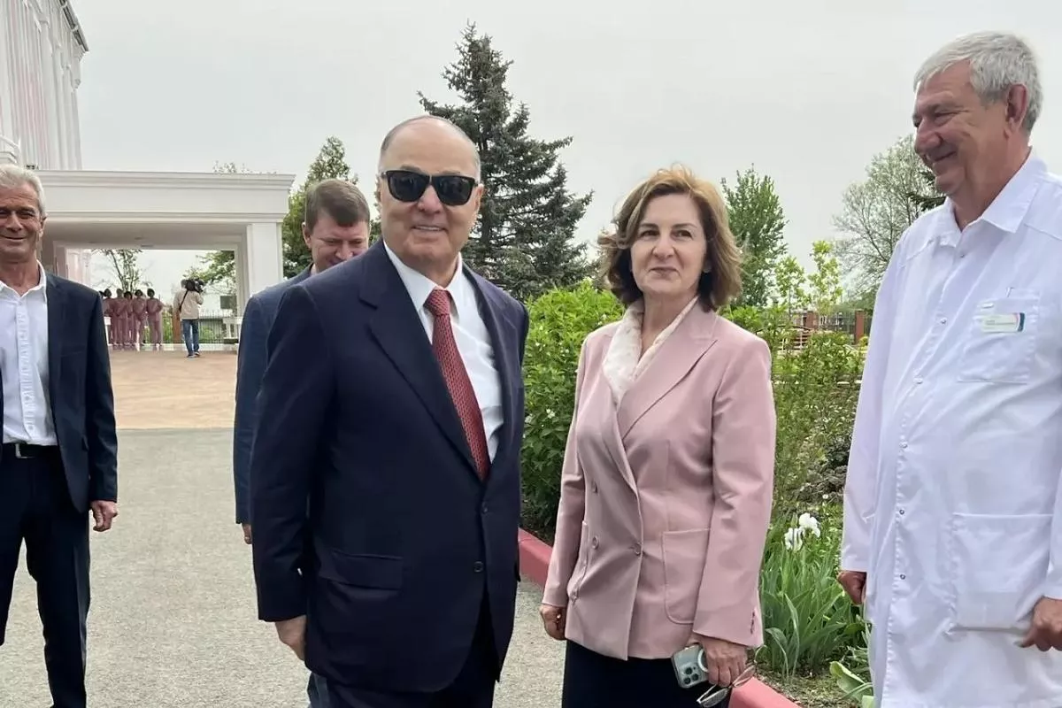 Основатель клиники Хазрет Меджидович Совмен - выдающийся золотопромышленник, меценат и экс-президент Республики Адыгея - на открытии медицинского центра после реконструкции.   