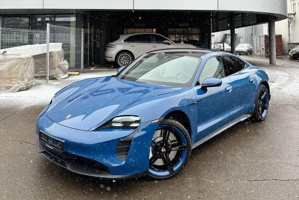 Я давно хотел купить Porsche Taycan, а на Volvo XC90 мы ездим всей семьей. Я давно хотел купить Porsche Taycan, а на Volvo XC90 мы ездим всей семьей.