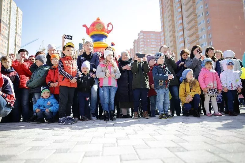 Праздник в «Губернском» прошел в лучших традициях народных уличных гуляний – со скоморохами, ходулистами и народными забавами.
