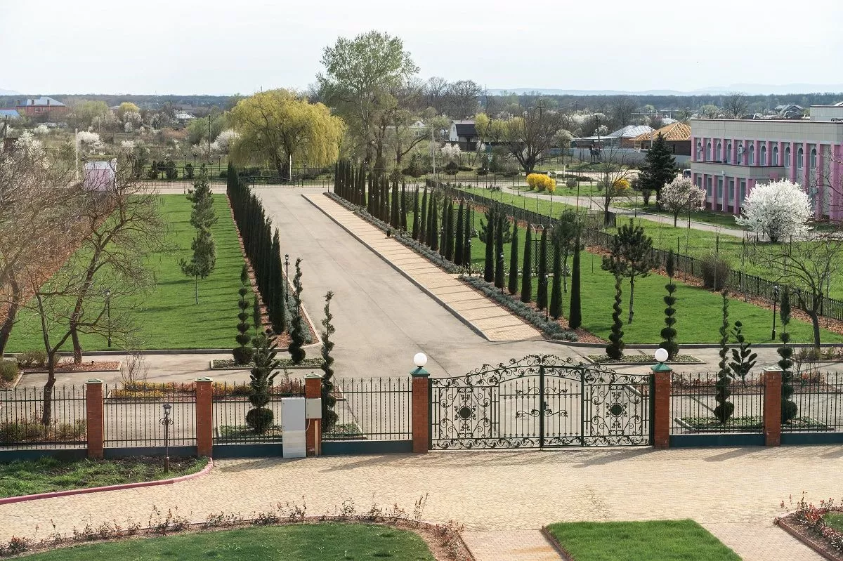 Территория Клиники имени Х.М. Совмена.