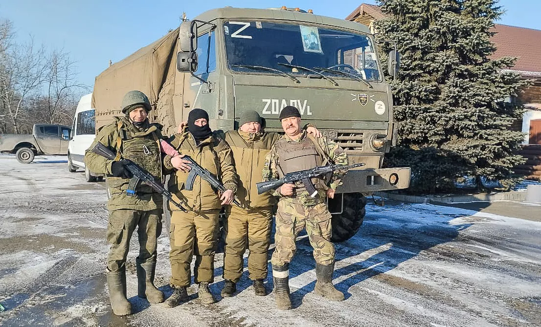 Казак-доброволец отряда «Кубань» (БАРС-11) Вячеслав Дерябин с боевыми товарищами на передовой.