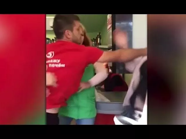 Сотрудник "Пятерочки" избил девушку