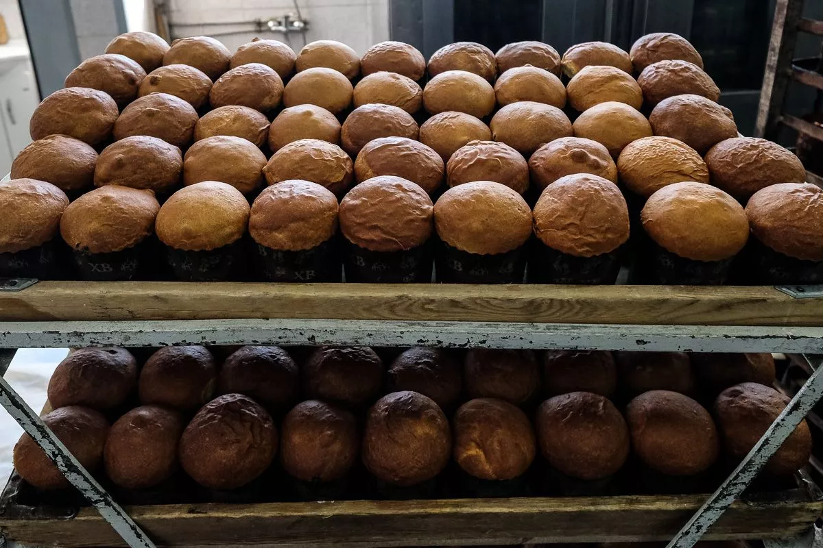 К Пасхе хлебзавод должен отправить на прилавки краснодарских магазинов 100 тысяч куличей.﻿ 