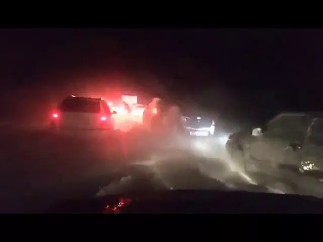 Под Армавиром автомобилисты застряли в снежном плену 30.11.2018