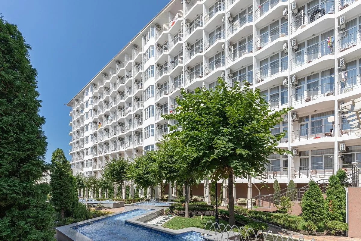 Отдыхающих ждут более 700 комфортных номеров различных категорий в восьми корпусах, расположенных на первой и второй береговой линии. Отдыхающих ждут более 700 комфортных номеров различных категорий в восьми корпусах, расположенных на первой и второй береговой линии.