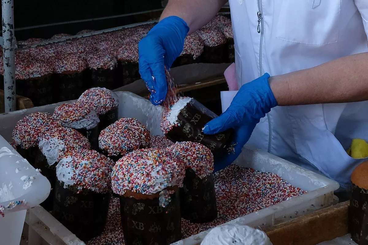 К Пасхе хлебзавод должен отправить на прилавки краснодарских магазинов 100 тысяч куличей.﻿ 