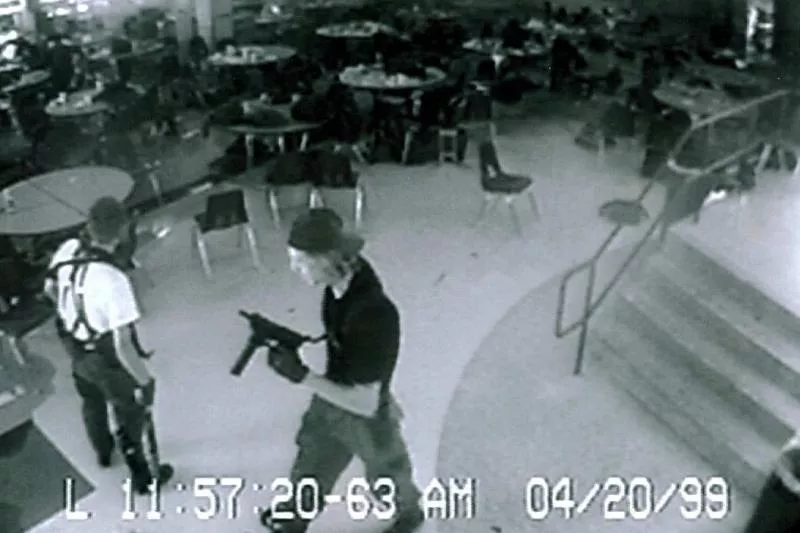 Американские школьники Дилан Клиболд и Эрик Харрис убили 13 человек.