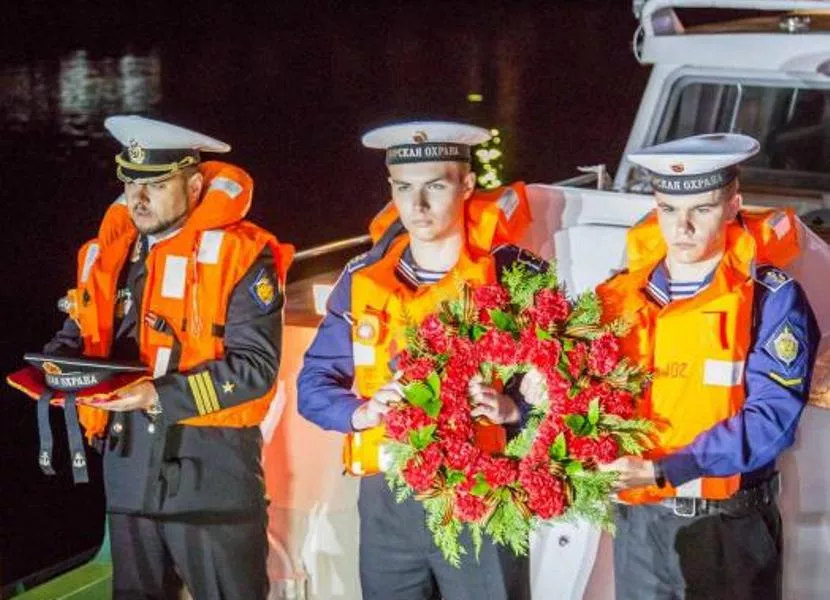 Церемония возложения венка памяти и бескозырки на воду в память о погибших моряках-пограничниках