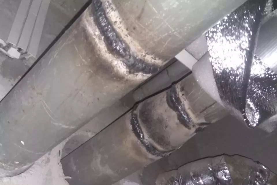 На техчердаках без согласия жильцов перенесли общедомовые сети, в несущих и фасадных стенах прорубили окна, а бывшие техпомещения превратили в квартиры.