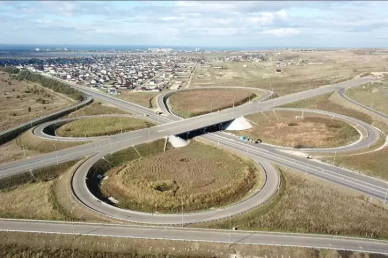  Общая протяженность строящегося участка – 13,5 км. Он будет включать три транспортные развязки.
